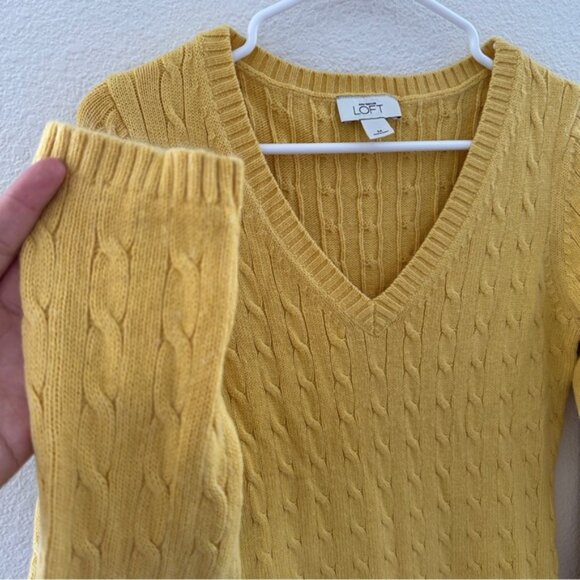 Ann Taylor LOFT Cable Knit V-Neck Sweater - Preppy Cozy Classic - M - Picture 6 of 6
